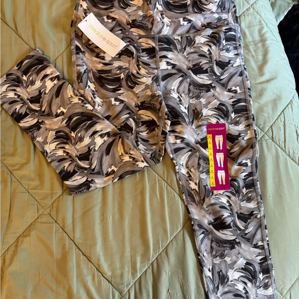 Marika Swirl Pattern Leggings Capris in Black and Gray
